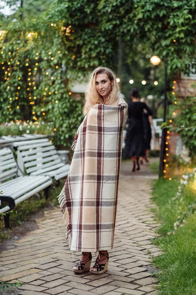 Menina bonita posando no parque na câmera — Fotografia de Stock