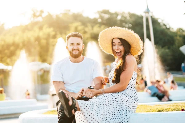 Красивий бородатий чоловік і його красива дівчина відпочиває біля фонтанів — стокове фото
