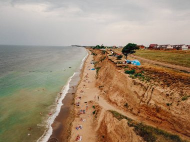 İnsanlar aileleriyle birlikte vahşi sahilde dinleniyor..
