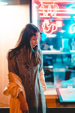 Sokakta kameraya poz veren güzel kız.