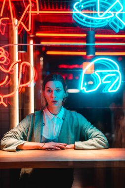 Güzel kız bir pencere kafe ve kamera bakar