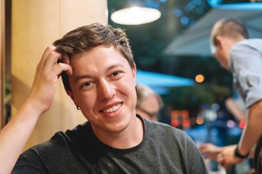 Adam akşam restoranda.