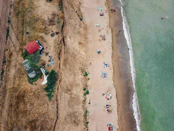 La gente descansa en la playa salvaje con sus familias. — Foto de Stock