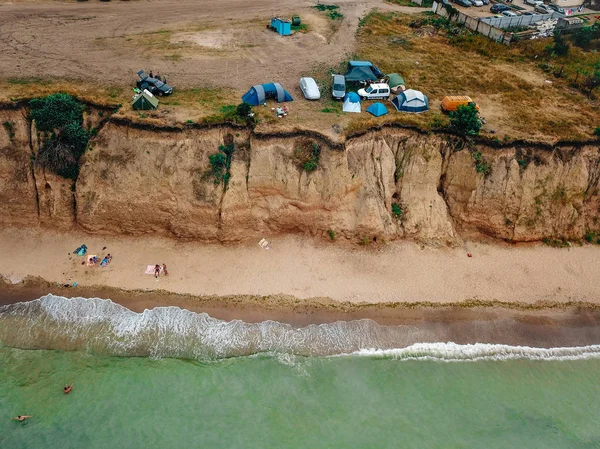 La gente descansa en la playa salvaje con sus familias. — Foto de Stock