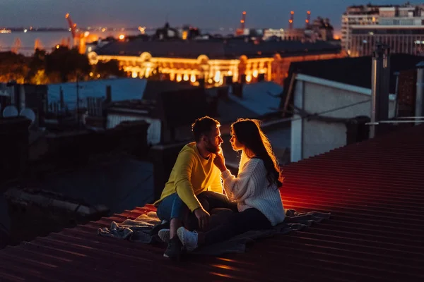 Coppia amorevole è seduto sul tetto della casa . — Foto Stock