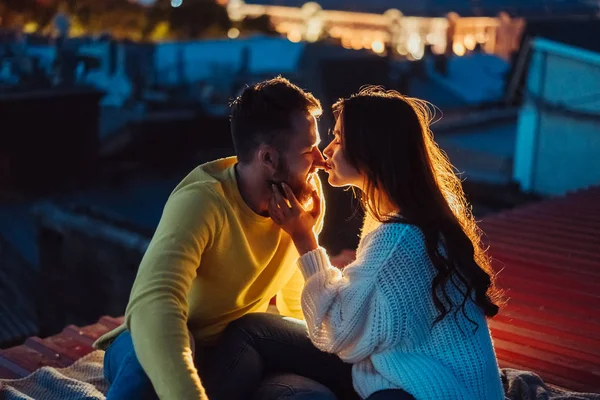 Älskande par sitter på taket av huset. — Stockfoto