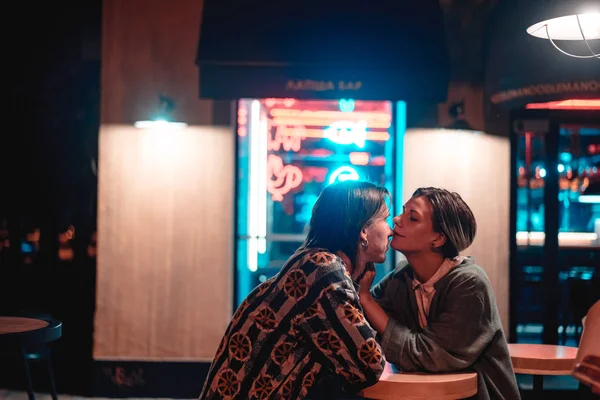 年轻夫妇在酒吧, 夜城市的街道 — 图库照片