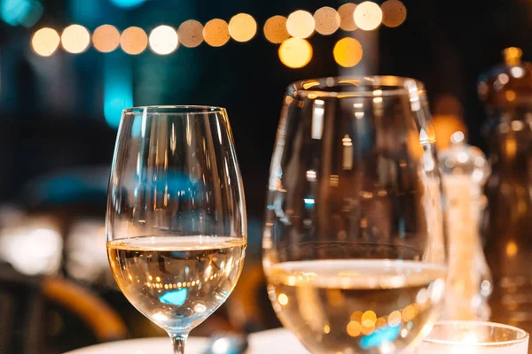 Twee glazen wijn op tafel — Stockfoto