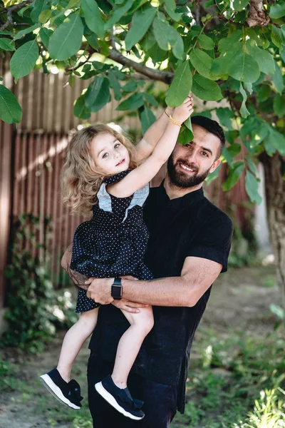 Papà tiene la sua figlioletta tra le braccia — Foto Stock