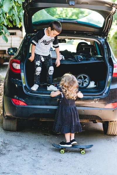 Ragazzo e ragazza giocare in macchina — Foto Stock