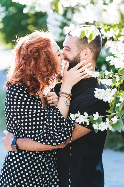 Amorevole ragazzo e ragazza posa insieme sulla macchina fotografica — Foto Stock