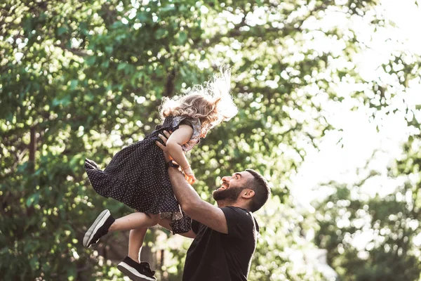 Папа и маленькая дочь веселятся и играют. — стоковое фото