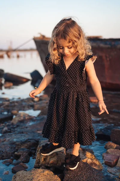 Μικρό Κορίτσι Ένα Φόρεμα Περπάτημα Στα Βράχια Στην Παραλία — Φωτογραφία Αρχείου
