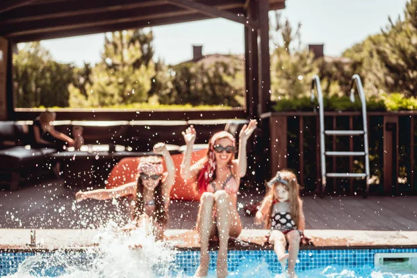 Gelukkig moeder en twee dochters have fun — Stockfoto