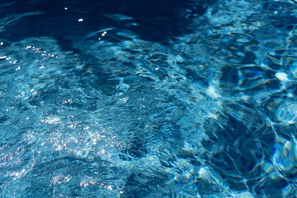Абстрактный голубой водный фон в бассейне — стоковое фото