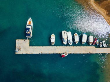 Marina Bay teknelerle manzara. Yelkenli ile limanının üstten görünüm.