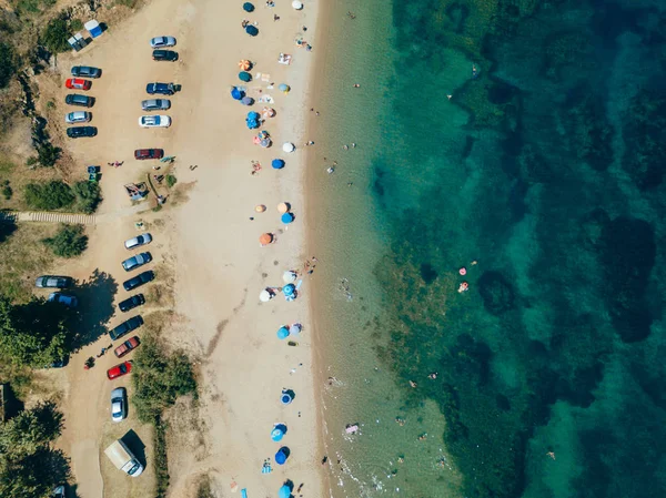 Beach with sun beds, view from above — Stock Photo, Image