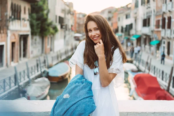 Genç kız Venedik sokaklarında yürüyor — Stok fotoğraf