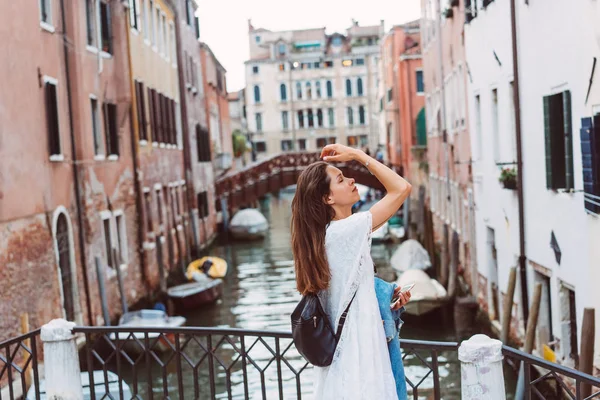 Jeune fille marche dans les rues de Venise — Photo