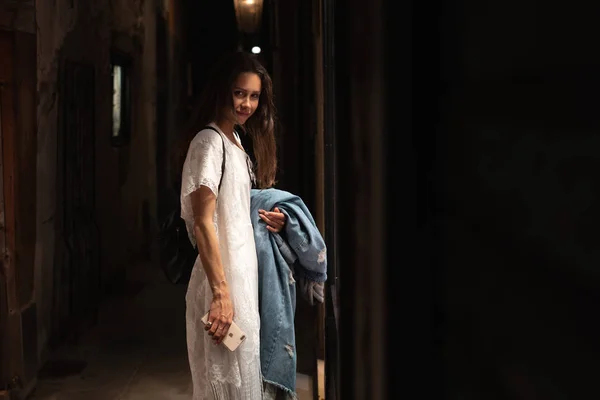 Menina posando na câmera de pé na rua — Fotografia de Stock