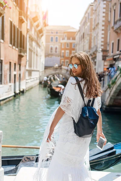Jeune fille posant à la caméra dans les rues vénitiennes — Photo