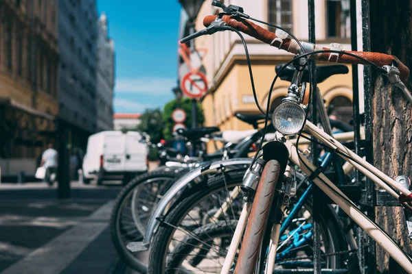 시 뷰 닫기의 거리에 자전거를 주차. — 스톡 사진