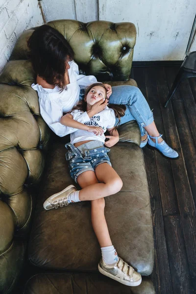 Annesi ve küçük kızı kanepede iyi eğlenceler. — Stok fotoğraf