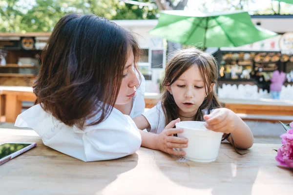 Madre e hija están sentadas en un café — Foto de Stock