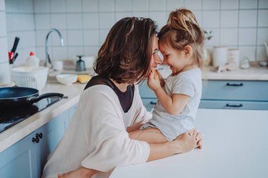 Anne ve küçük kızı birlikte eğleniyorlar.