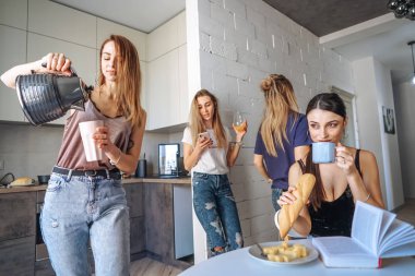 Arkadaşlar mutfakta.