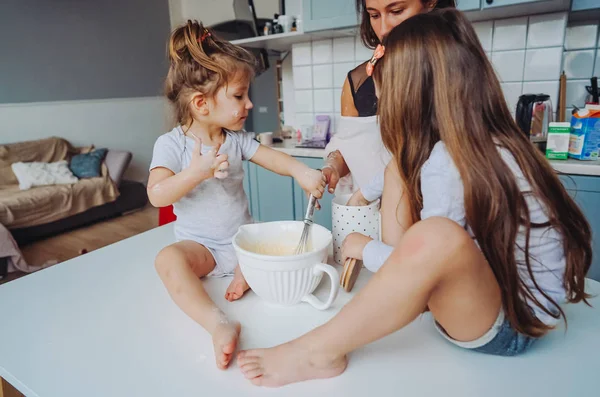 Mutlu aile mutfağında birlikte yemek pişirir. — Stok fotoğraf