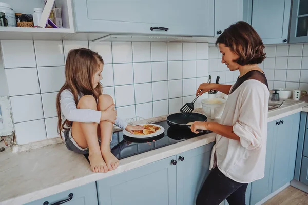 Mutlu aile mutfağında birlikte yemek pişirir. — Stok fotoğraf