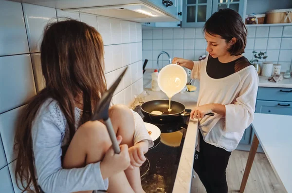 Glad familj kock tillsammans i köket — Stockfoto