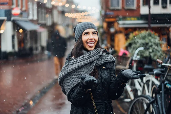 Flicka på gatan i regnet — Stockfoto