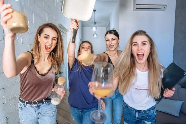 กลุ่มผู้หญิงในครัว — ภาพถ่ายสต็อก