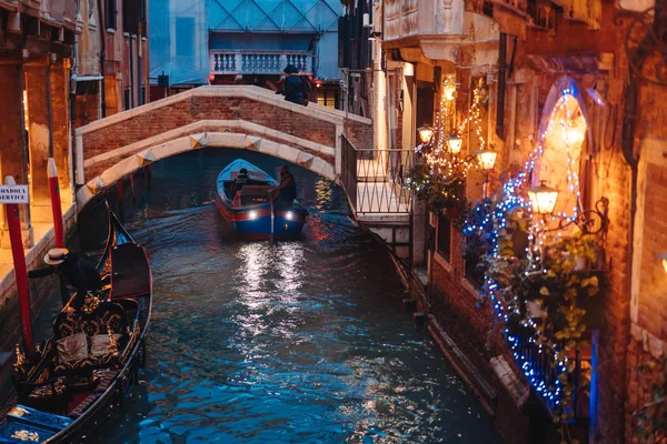 Kanal von Venedig spät in der Nacht mit Straßenbeleuchtung — Stockfoto