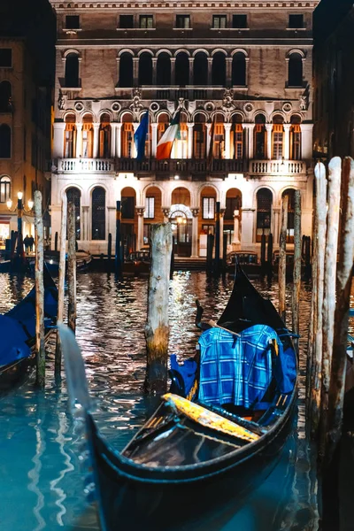 Řada z gondoly a zářící ulice. Itálie, Evropa — Stock fotografie
