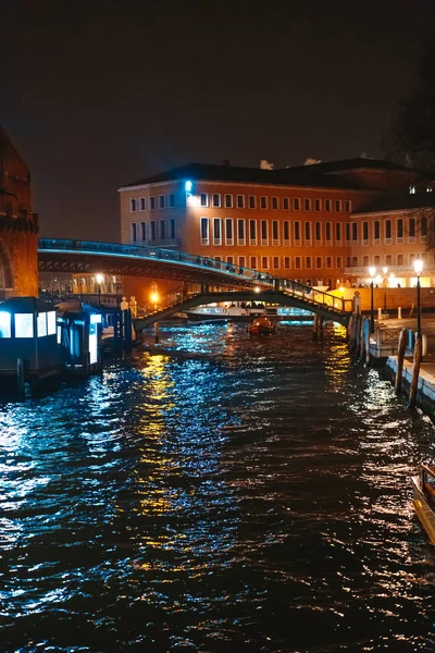 Una vista del canal por la noche. Venecia, Italia — Foto de Stock
