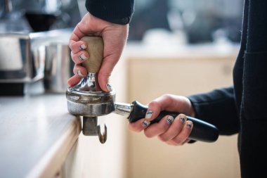 Dış müdahale kullanarak çekilmiş kahve Barista presler.
