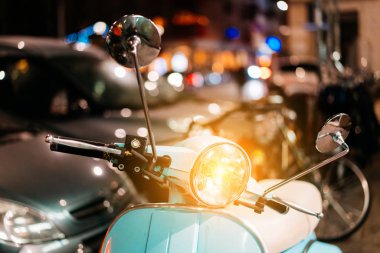 Eski şehrin sokakta ışık mavi retro scooter