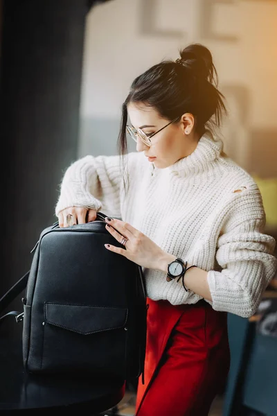 Moda mujer hold negro bolsa — Foto de Stock