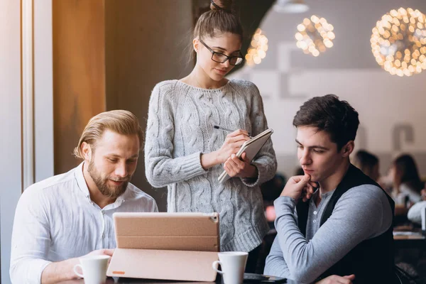 Drei Geschäftsleute arbeiten im Café — Stockfoto