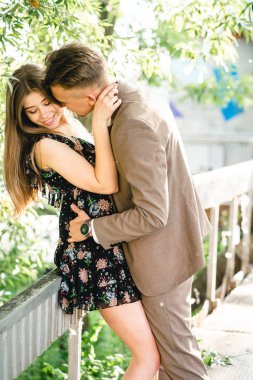 Kameraya poz aşık genç çift