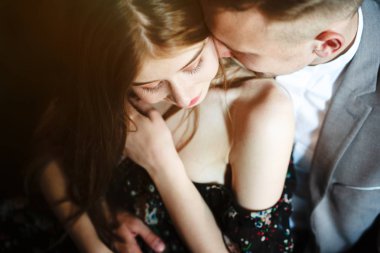 Genç çift kameraya poz veriyor.