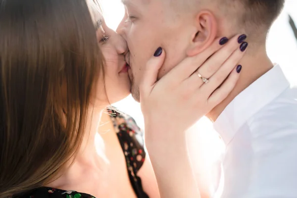 Um par de amantes posando na câmera. — Fotografia de Stock