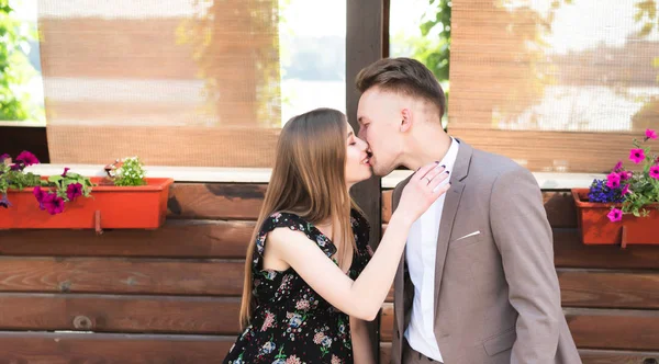 Um par de amantes posando na câmera. — Fotografia de Stock