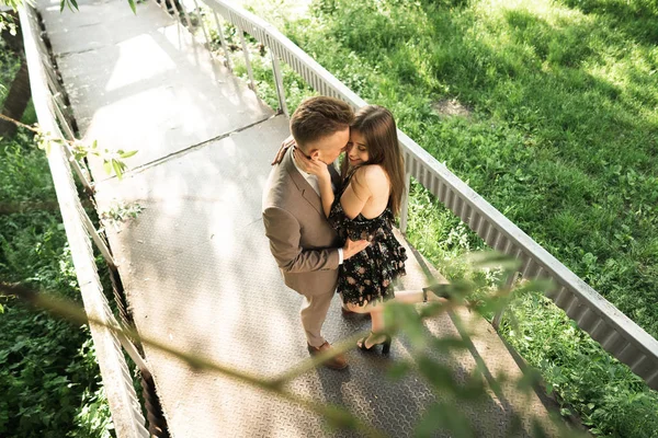 Pareja joven posando en la cámara. — Foto de Stock