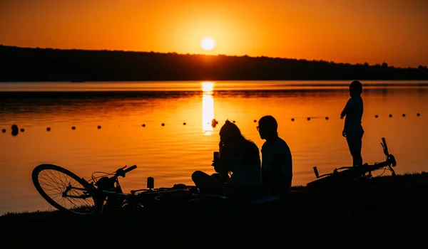 Due ragazze stanno riposando sulla riva del fiume — Foto Stock