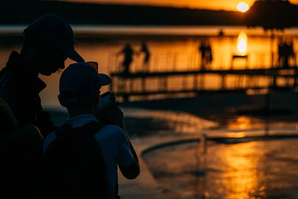 Due ragazzi sulla riva del fiume . — Foto Stock