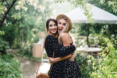 Yaz Park fotoğraf makinesinde iki kız fotoğrafı